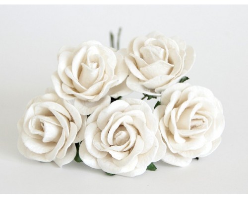 Роза крупная с закругленными лепестками белая 4 см. 1 шт